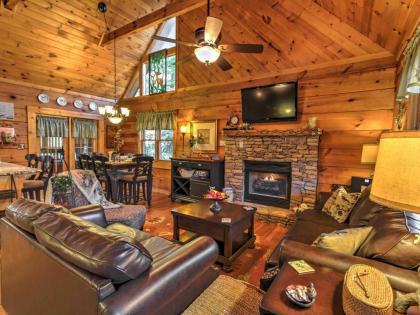 Cozy Nest   Gatlinburg Cabin with Porch and Jacuzzi